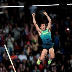 Thiago Braz da Silva wins Olympic pole vault gold for Brazil