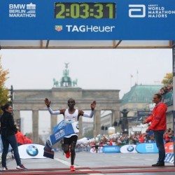 Eliud Kipchoge wins Berlin Marathon thriller