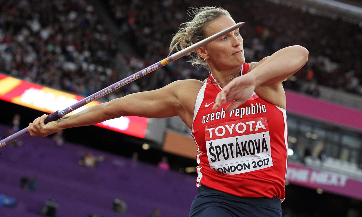Barbora Spotakova regains world javelin title in London