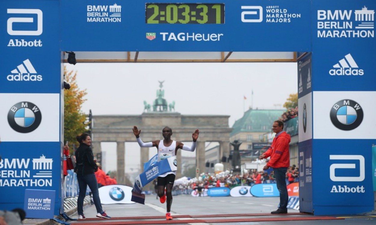 Eliud Kipchoge wins Berlin Marathon thriller